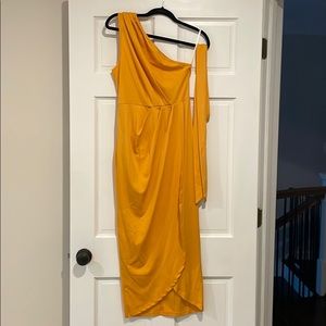 One shoulder yellow dress
